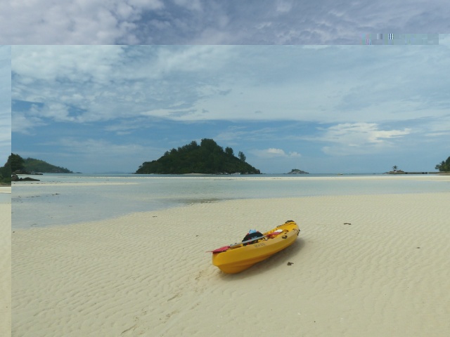 Unser Kanu auf der Sandbank vor Moyenne